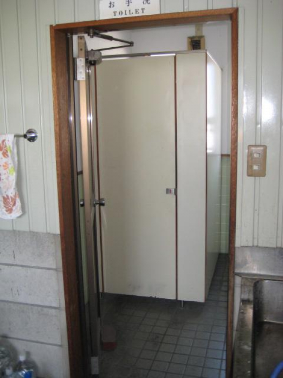 施工前　トイレ入口　アルミ框ドア