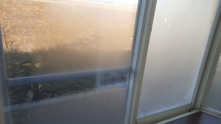 外窓は　霜でガラス凍っています”(-””-)”